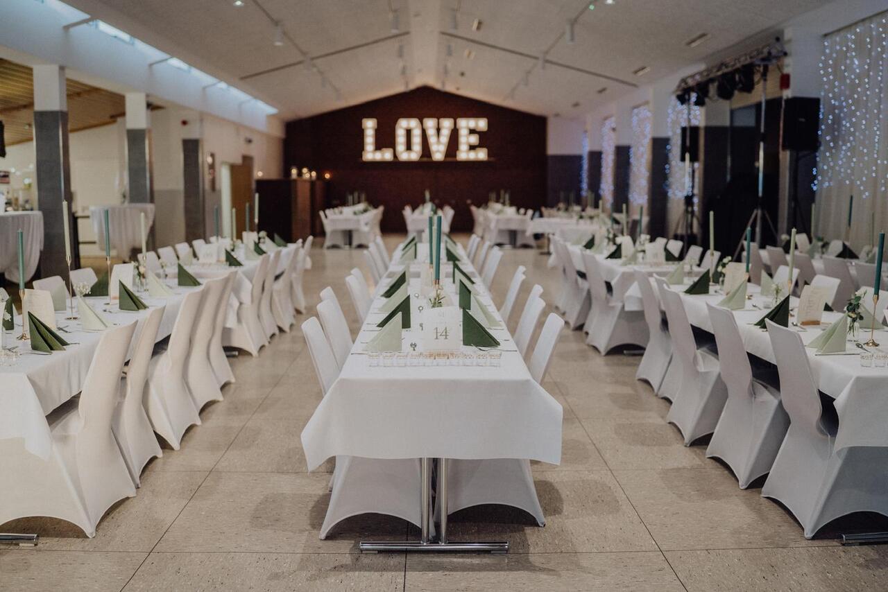 Die Schützenhalle Benhausen kann für jede Veranstaltung vermietet werden. Hier ein Bild eines Hallenteils einer Hochzeit.